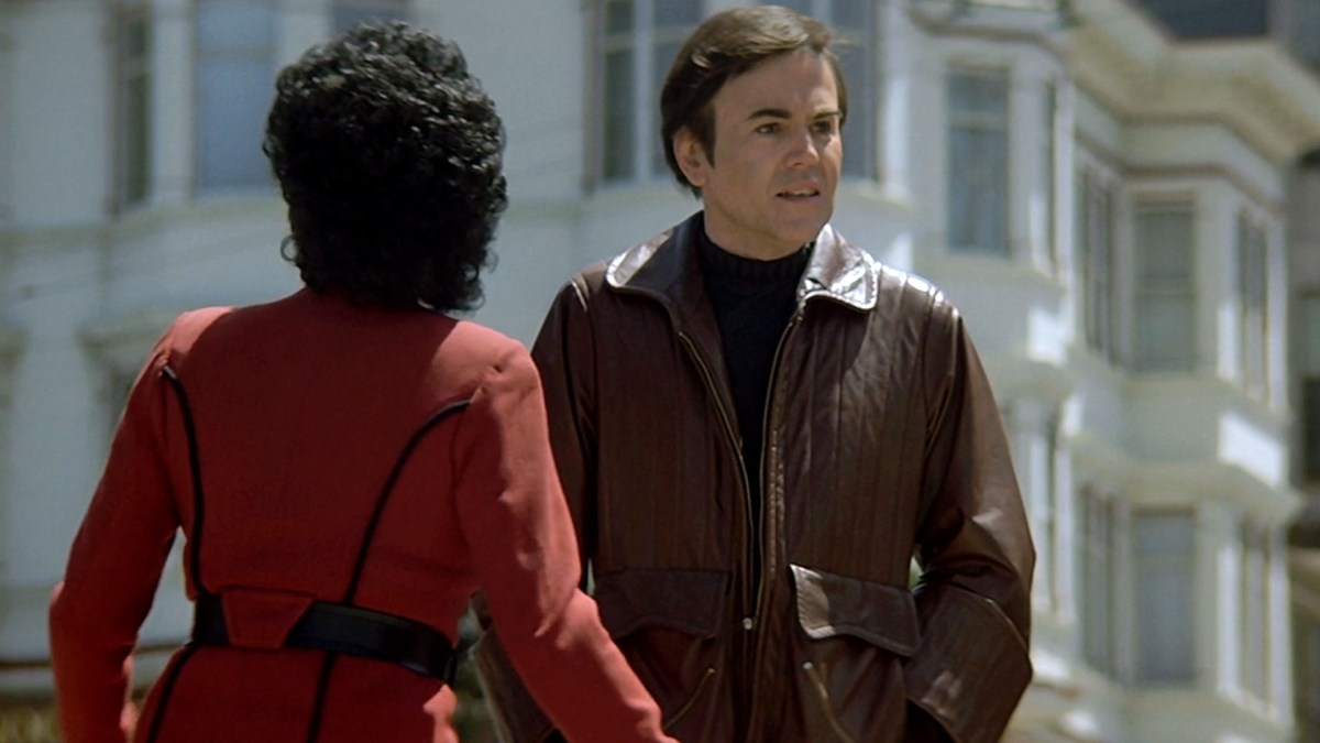 Star Trek IV: El viaje a casa estrelló íconos de la década de 1960 en la América de la década de 1980, ideales de contracultura y utopismo versus comercialismo, yuppies yippies