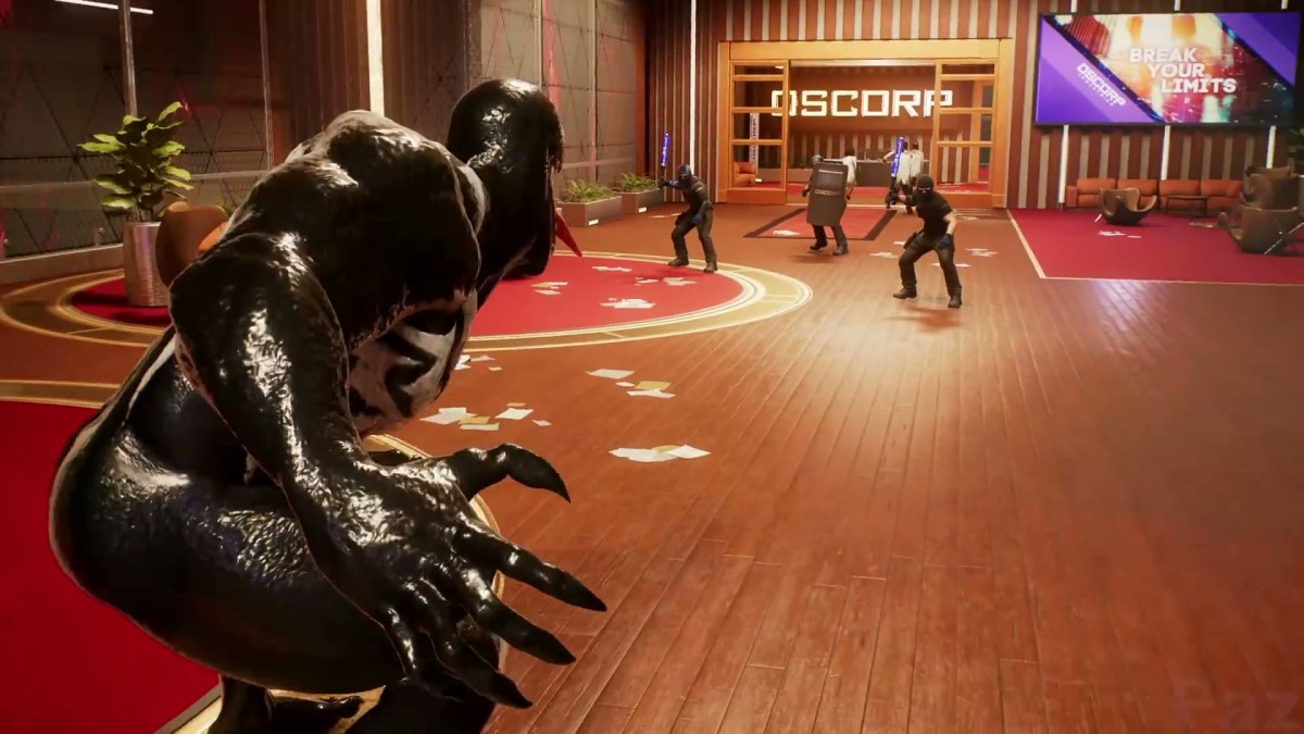 Una imagen de Marvel's Spider-Man 2 que muestra a Venom a punto de enfrentarse a varios guardias armados en Oscorp, como parte de un artículo sobre los mejores juegos protagonizados por el simbionte.
