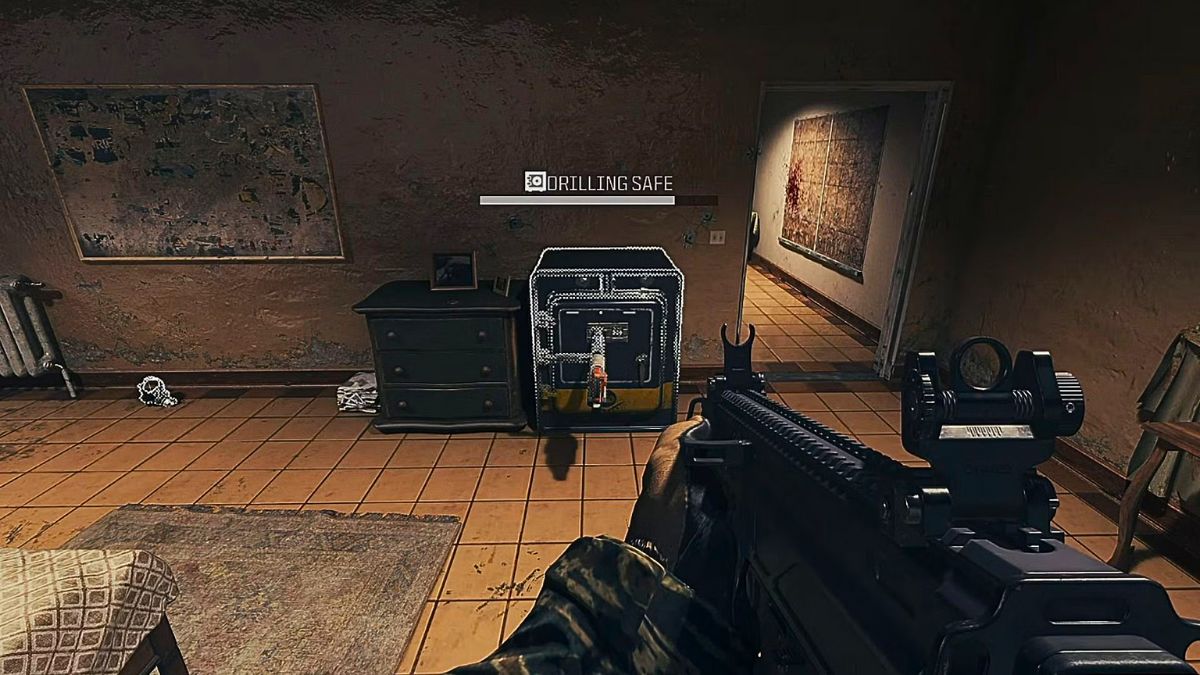 Una imagen que muestra a un personaje mirando una caja fuerte como parte de un artículo titulado Cómo completar una copia de seguridad automatizada en MW3 Zombies.