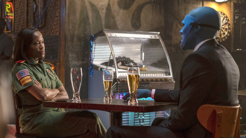 Angela Abar and Doctor Manhattan in HBO's Watchmen, sitting at a bar with several beers between them