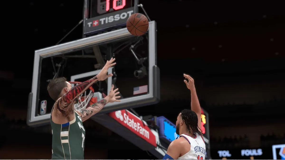 A MyPLAYER trying to block a shot in NBA 2K25