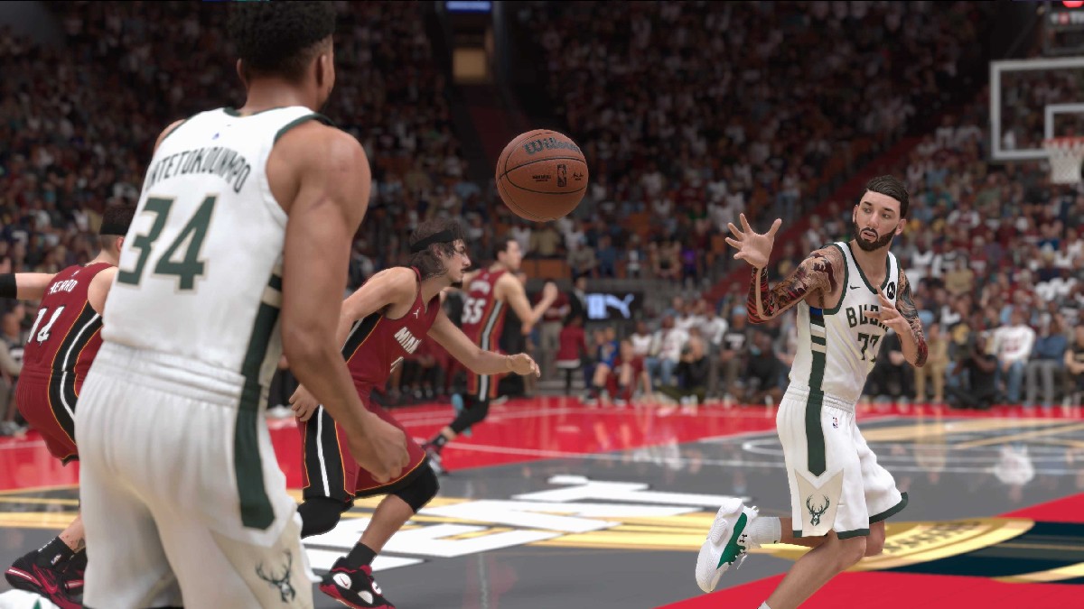 Two players on the Milwaukee Bucks in a pass in NBA 2K25 in an article detailing how to turn Shot Feedback on and off