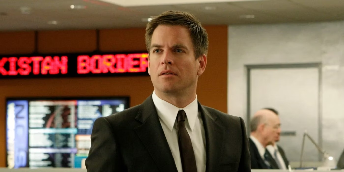 Tony DiNozzo in a newsroom