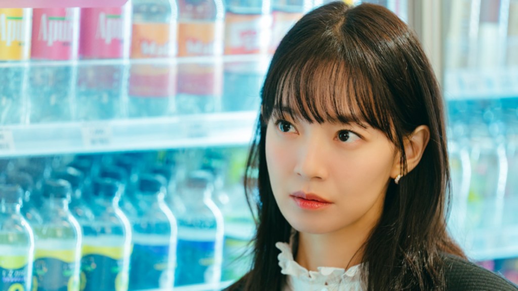 Hae-yeong stands in a convenience store in no gain no love