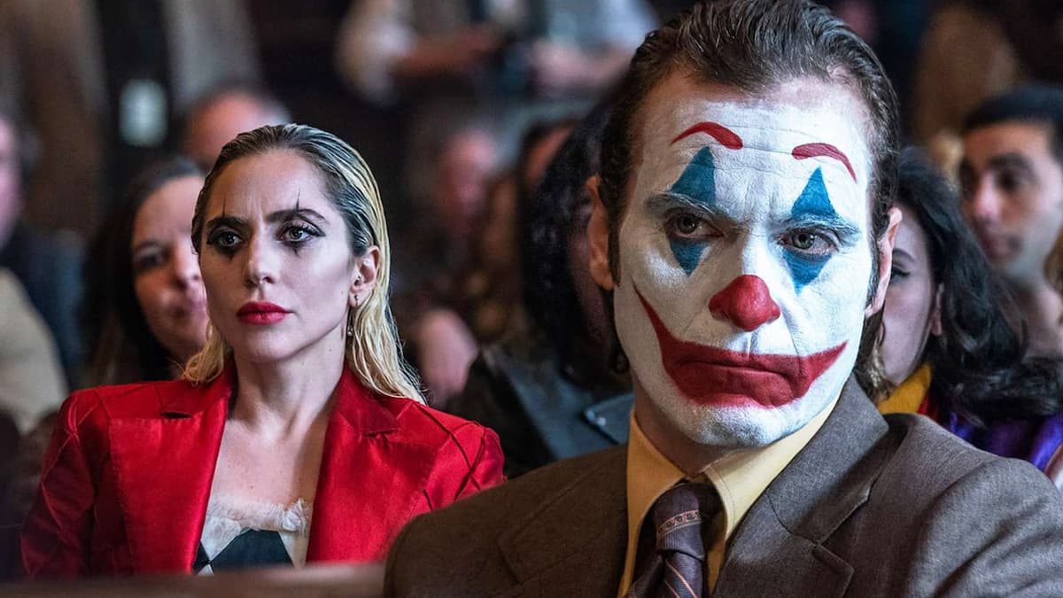 Arthur Fleck in court with Harley Quinn behind him in Joker: Folie à Deux