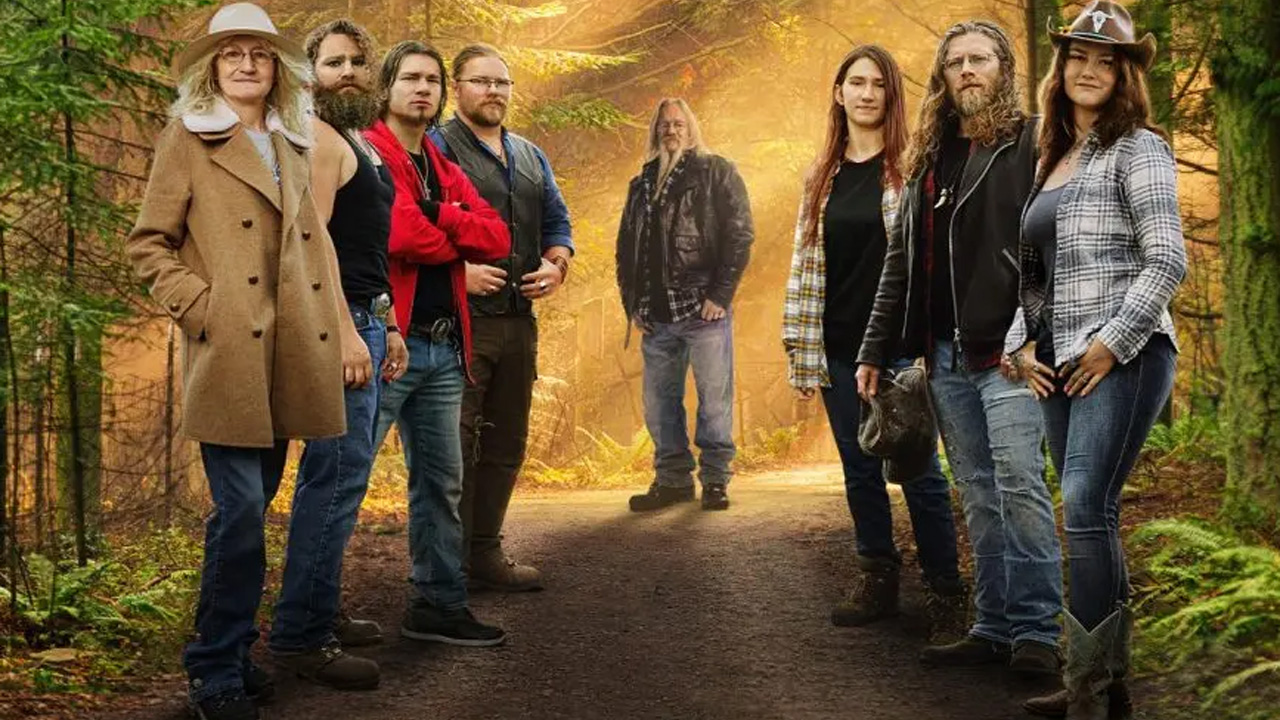 Alaskan Bush People, the cast of the show standing together.