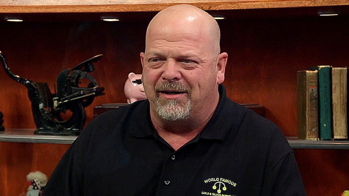 Rick from Pawn Stars selling to a customer.