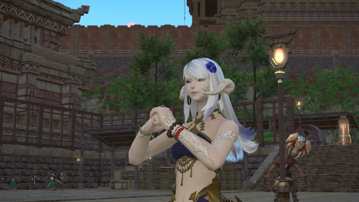 A character holding their fist in FFXIV