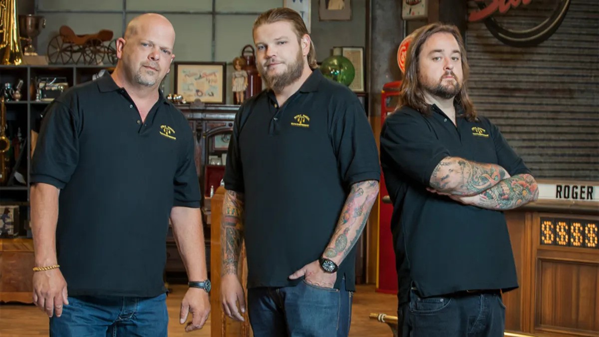 Corey, Rick, and Chumlee from Pawn Stars standing togethor.