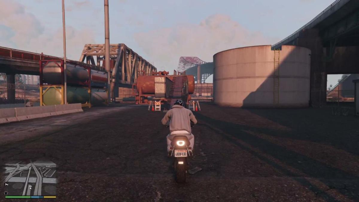 An image showing the player approaching a stunt jump in GTA 5, in a vehicle.