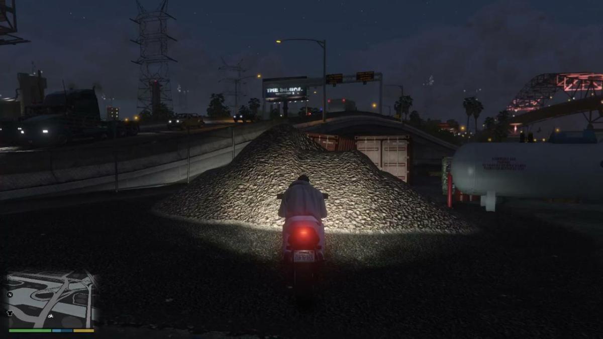 An image showing the player approaching a stunt jump in GTA 5, in a vehicle.