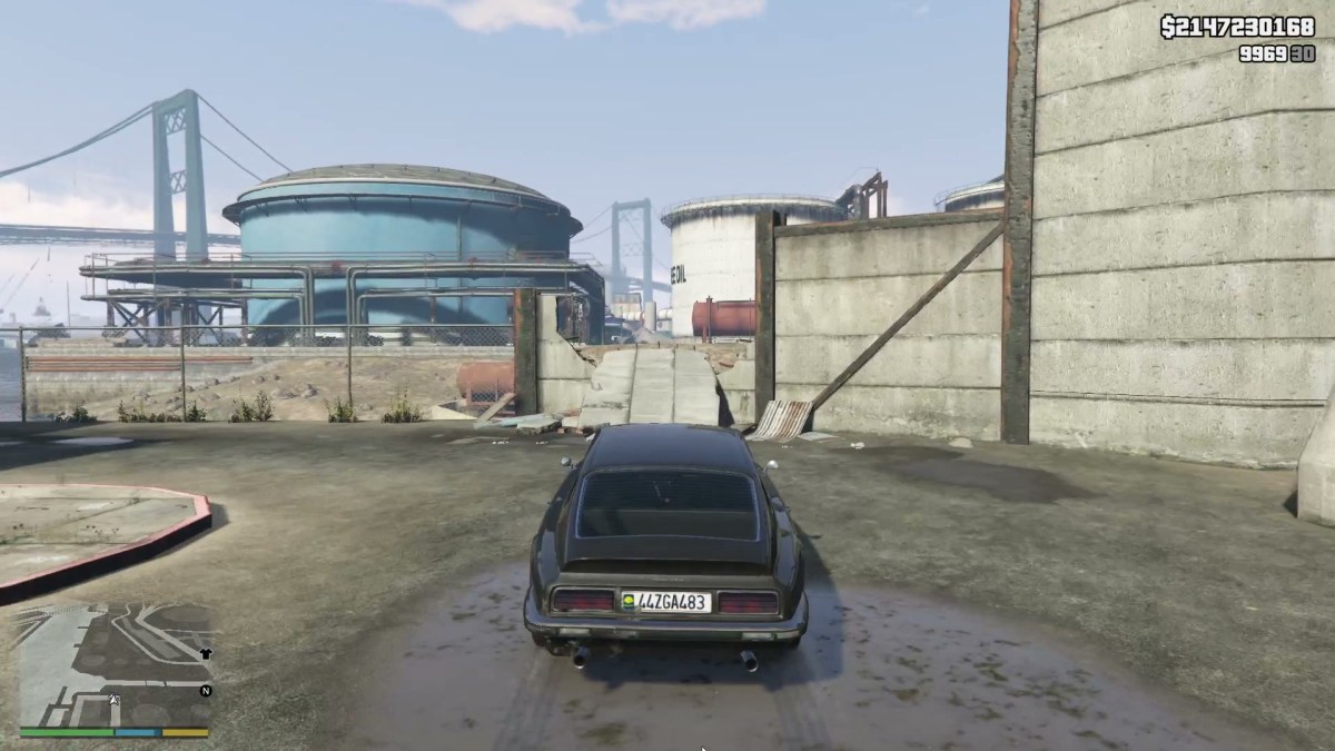 An image showing the player approaching a stunt jump in GTA 5, in a vehicle.