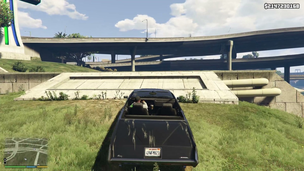 An image showing the player approaching a stunt jump in GTA 5, in a vehicle.