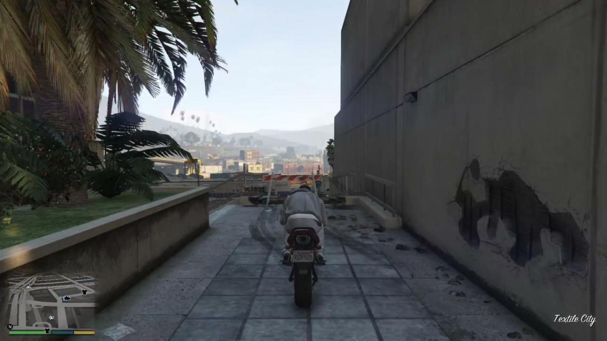 An image showing the player approaching a stunt jump in GTA 5, in a vehicle.