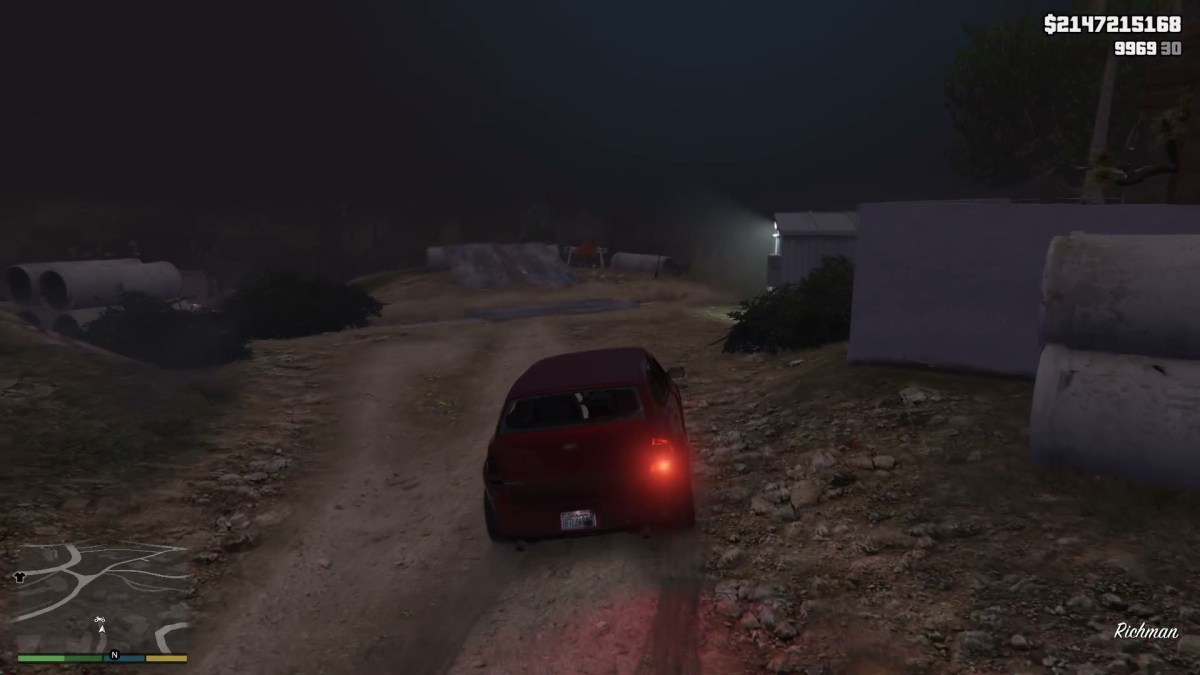 An image showing the player approaching a stunt jump in GTA 5, in a vehicle.