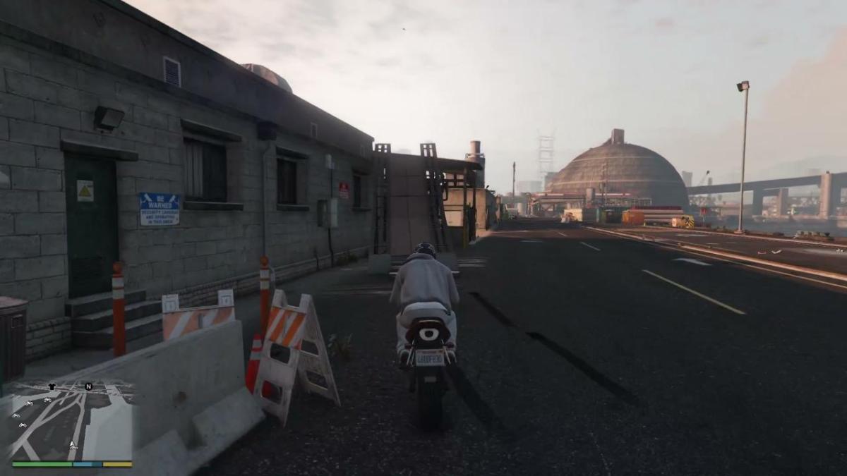 An image showing the player approaching a stunt jump in GTA 5, in a vehicle.