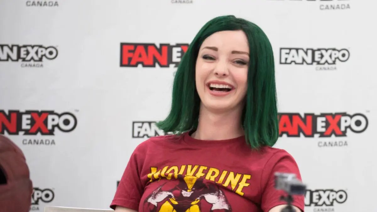 Emma Dumont with green hair. image credits: